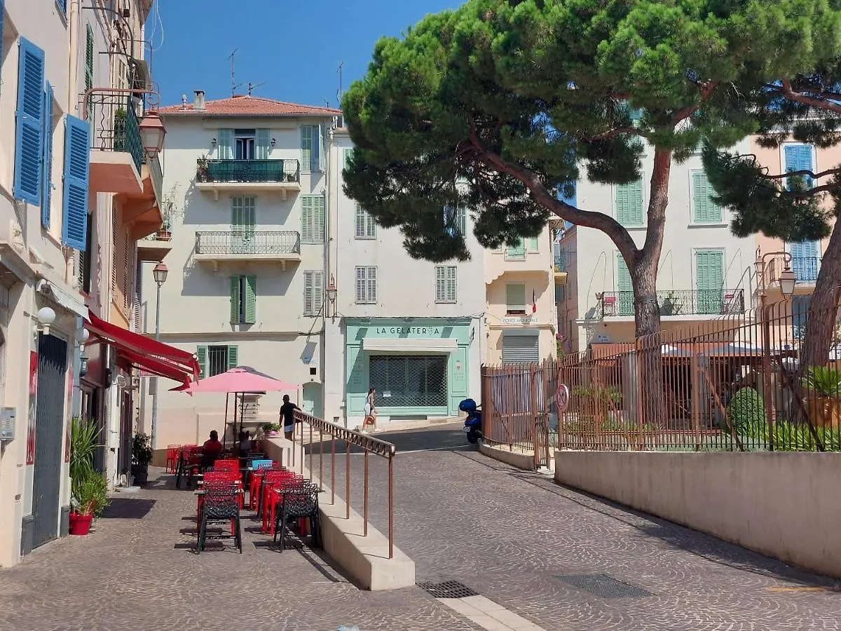 Cannes - Place Du Suquet 0*,