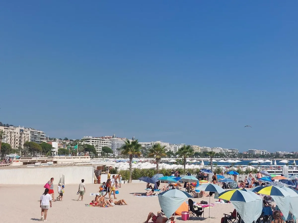 Cannes - Place Du Suquet 0*,